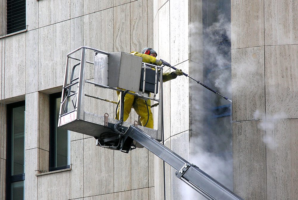 Zuverlässige Glas-Fassadenreinigung für Bürohäuser & Gewerbeimmobilien